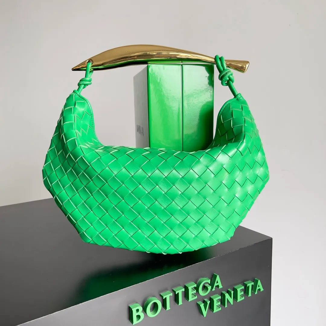Batch 1760, ready for sale. Inspired by the 20th century modern sculptor Brancusi's work "Birds in the Sky". Muse brass handles, unique craftsmanship, make each handle unique, thus reflecting the precious sense of sculpture. Carrying Sardine in hand creates a high-end and modern look! The Sardine handbag uses Intrecciato weaving to highlight the heritage of the brand's craftsmanship. The handle design forms a strong contrast and presents an artistic design concept. The finishing of the Muse brass decorative layer is completed by multiple processes. The exquisite craftsmanship makes each handle unique. Style number: 7468 Size: 33*3*24
